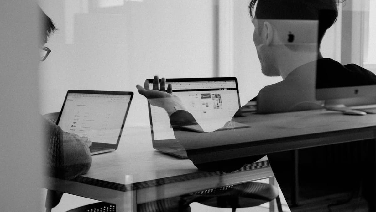 Bureau PME avec ordinateur et tâches automatisées