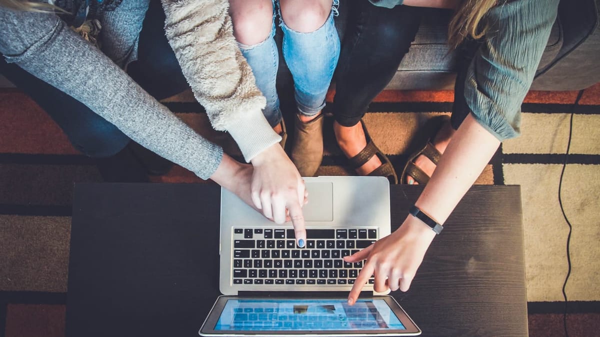 Équipe en formation professionnelle salle de cours