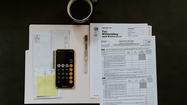 Facture et documents comptables sur bureau