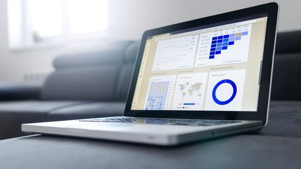 Personne frustrée devant ordinateur - erreurs digitales